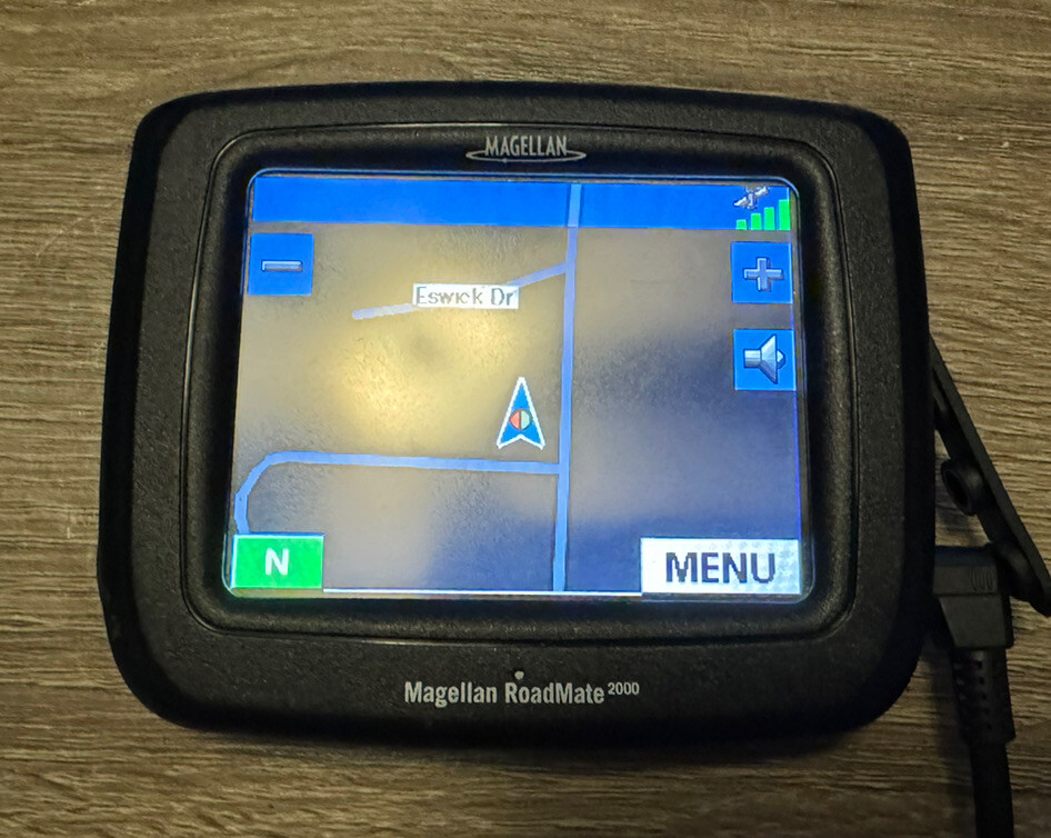 Magellan RoadMate 2000 GPS w/ Car Charger, Manual, Software, & Windshield Mount