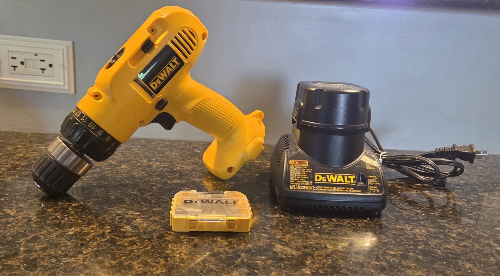 DEWALT DW953 - 12V - Cordless Drill, Battery, Charger and Bits - Tested - Works