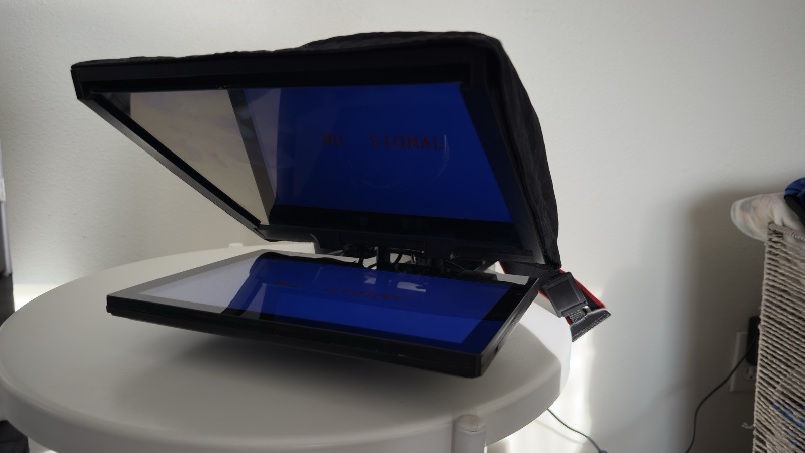 Portable Teleprompter for Professional Cameras & DSLR – Tablet Compatible