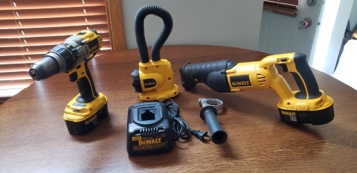 DeWalt 3 Piece Tool Set 18v Kit - Drill, Reciprocating Saw, Charger and light