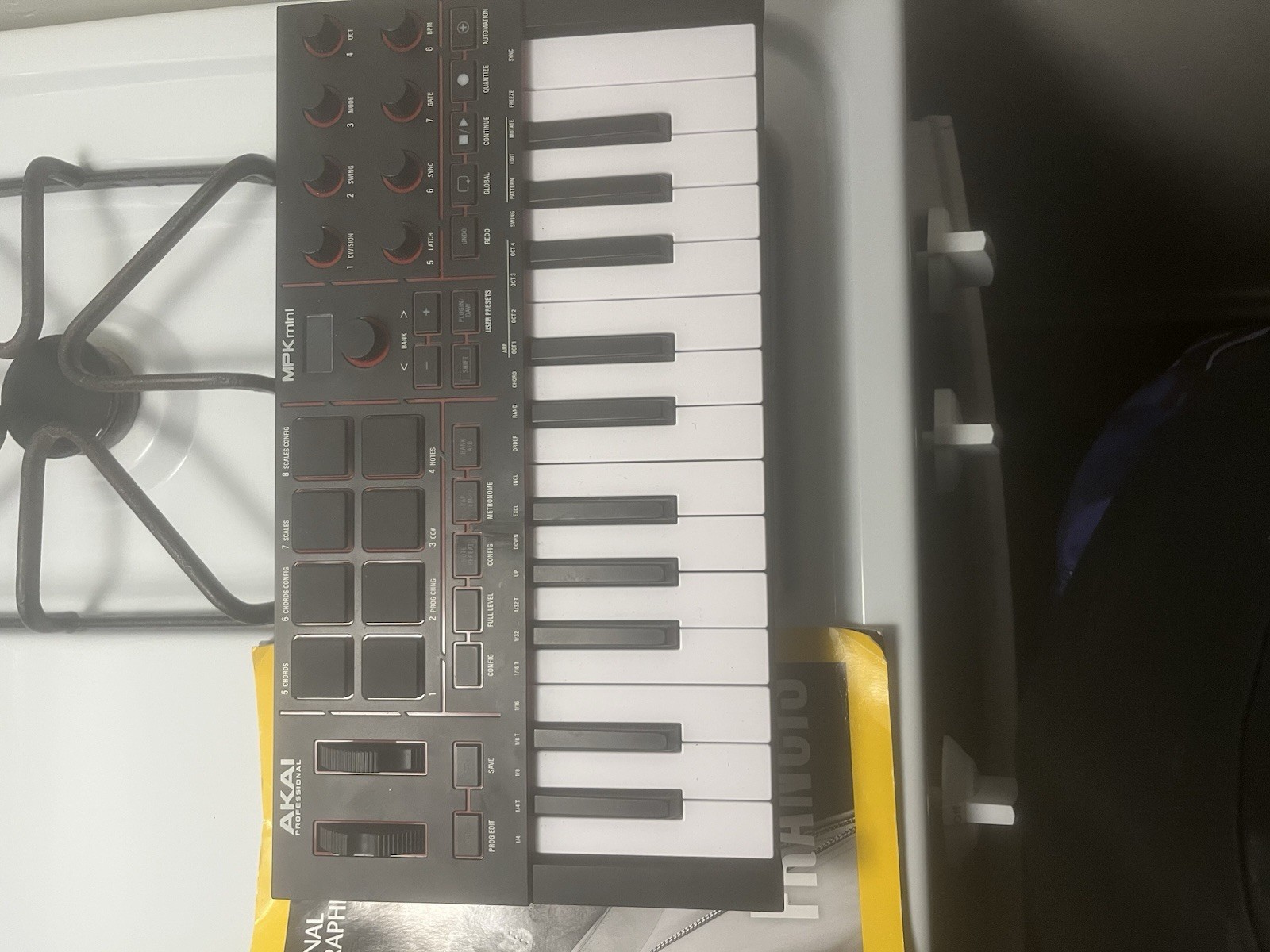 Akai MPK mini 25-Key USB Keyboard Controller Pad Triggers Pitch Modulation Wheel