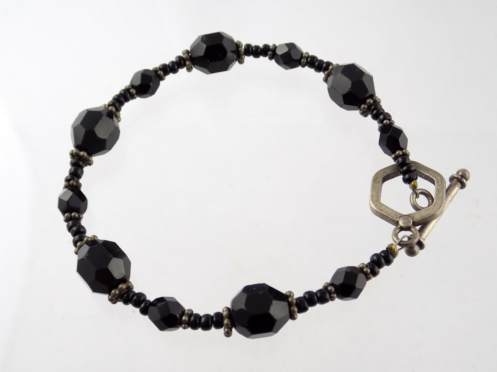 Black Faceted Bead Strand Bracelet with Silvertone Toggle Clasp 14.3g 7.5 Inches