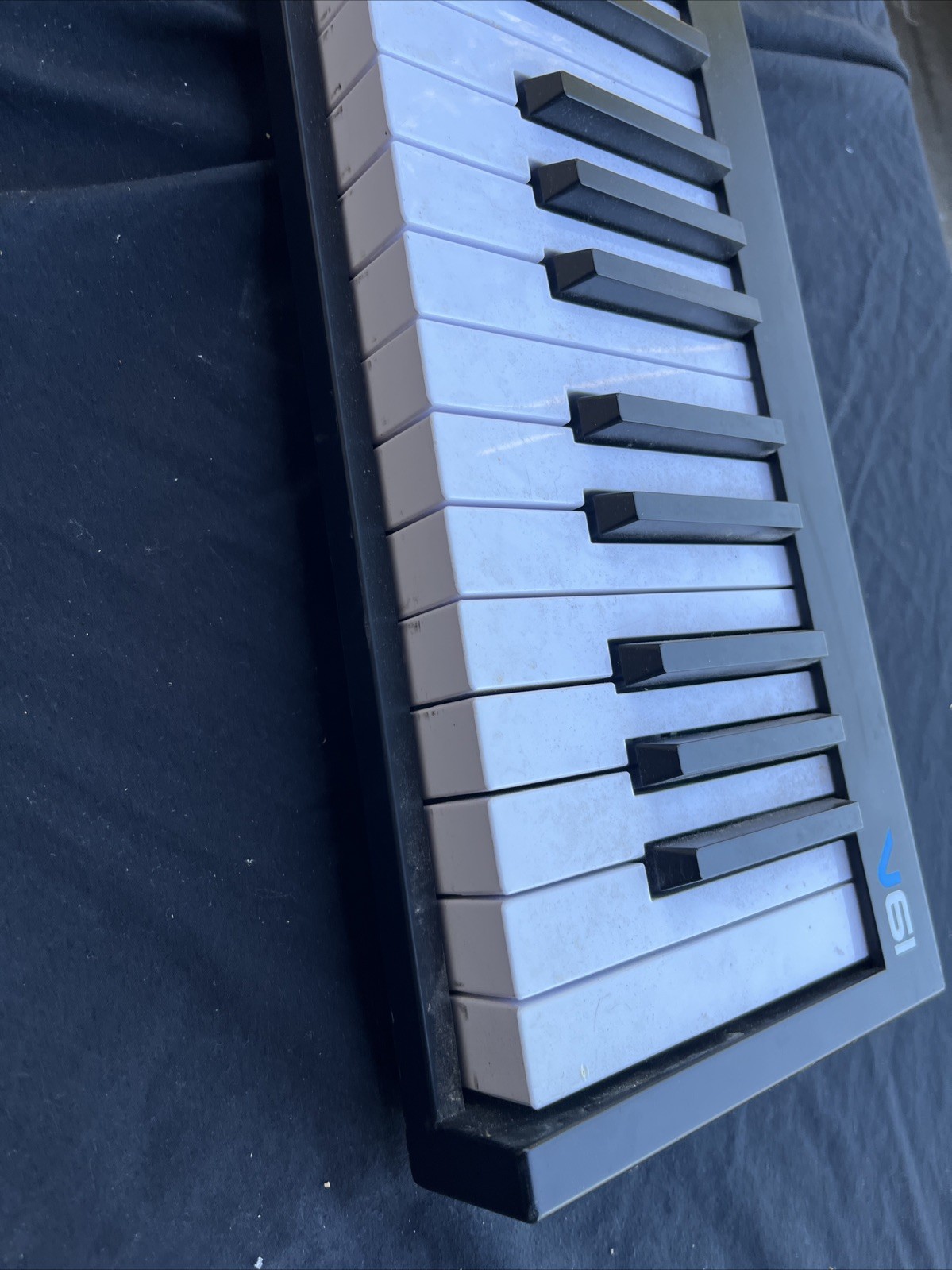 Alesis V61 - 61 Key USB MIDI Keyboard Controller with 8 Backlit Pads ( Untested