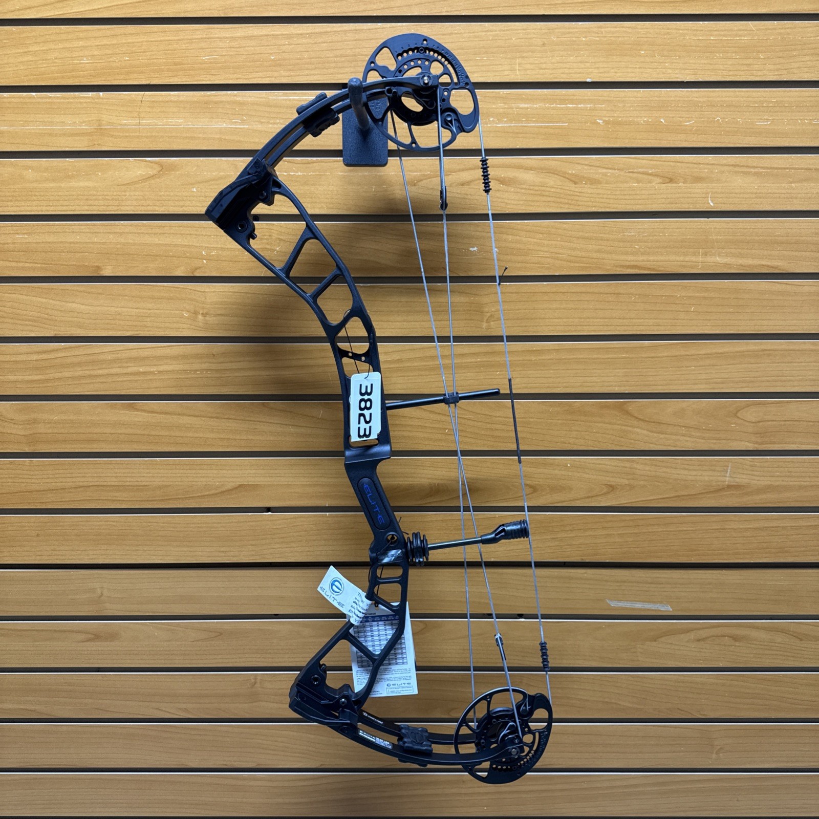 Item 3823 - Elite Archery Compound Bow - Emerse - RH - Black - #30-#60