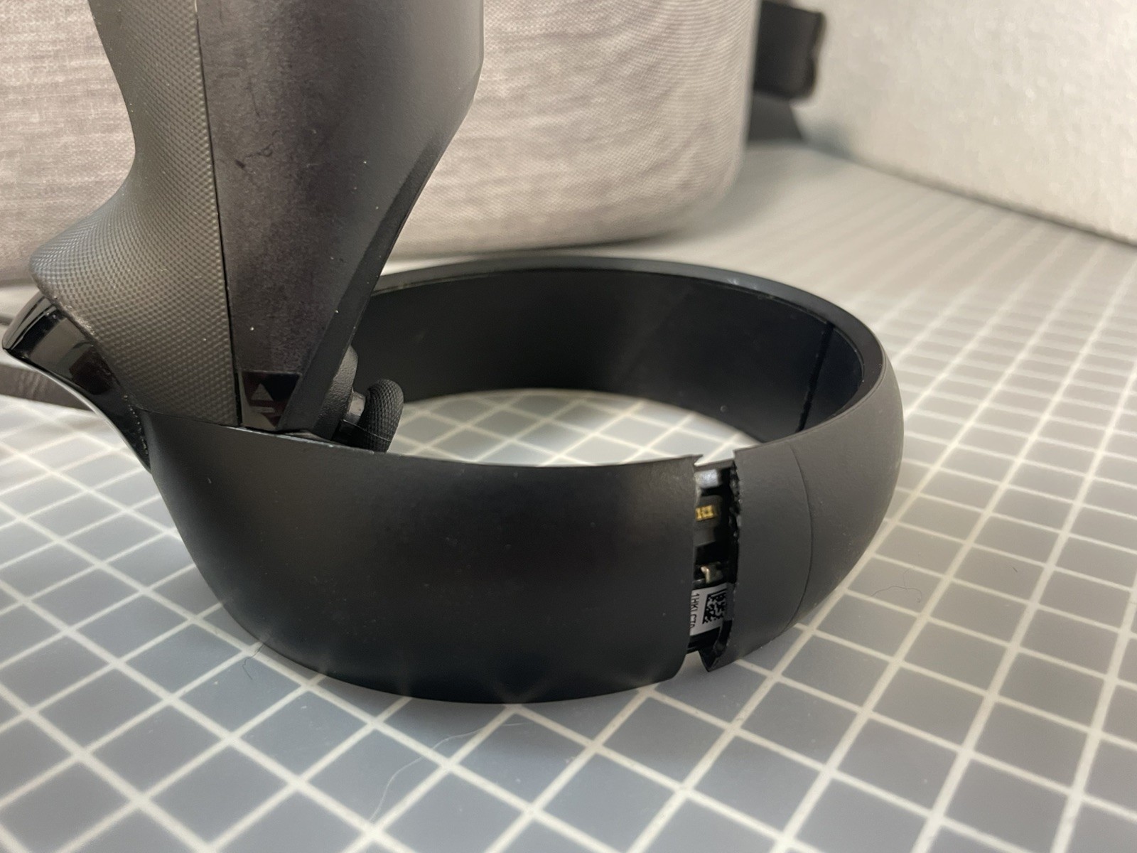Oculus Quest 1 (64GB) - Complete Bundle w/ Carrying Case, Display Stand
