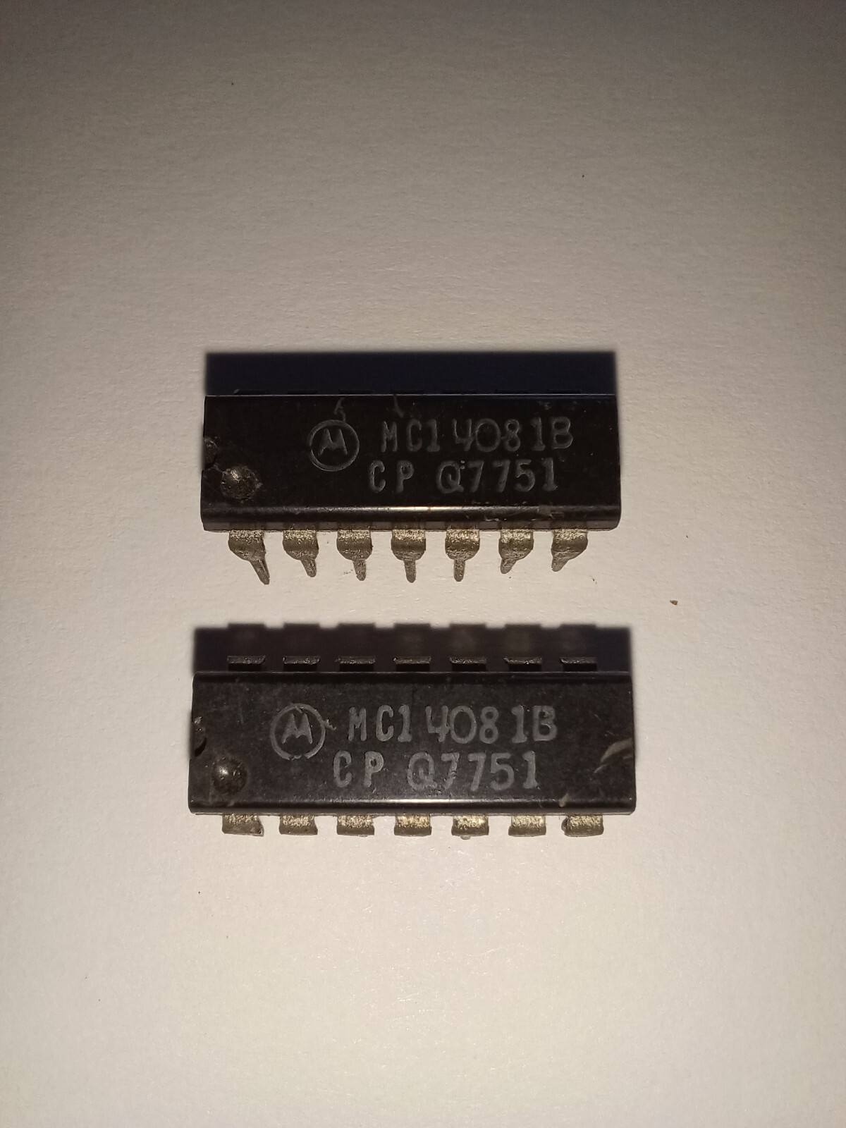 LOT of 2* Motorola MC14081B B-Suffix Series CMOS Gates vintage IC chips 1977!