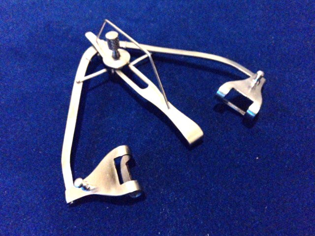 O.R GRADE GUYTON PARK EYE SPECULUM 14MM FENESTRATED BLADES W/ SUTURE POSTS