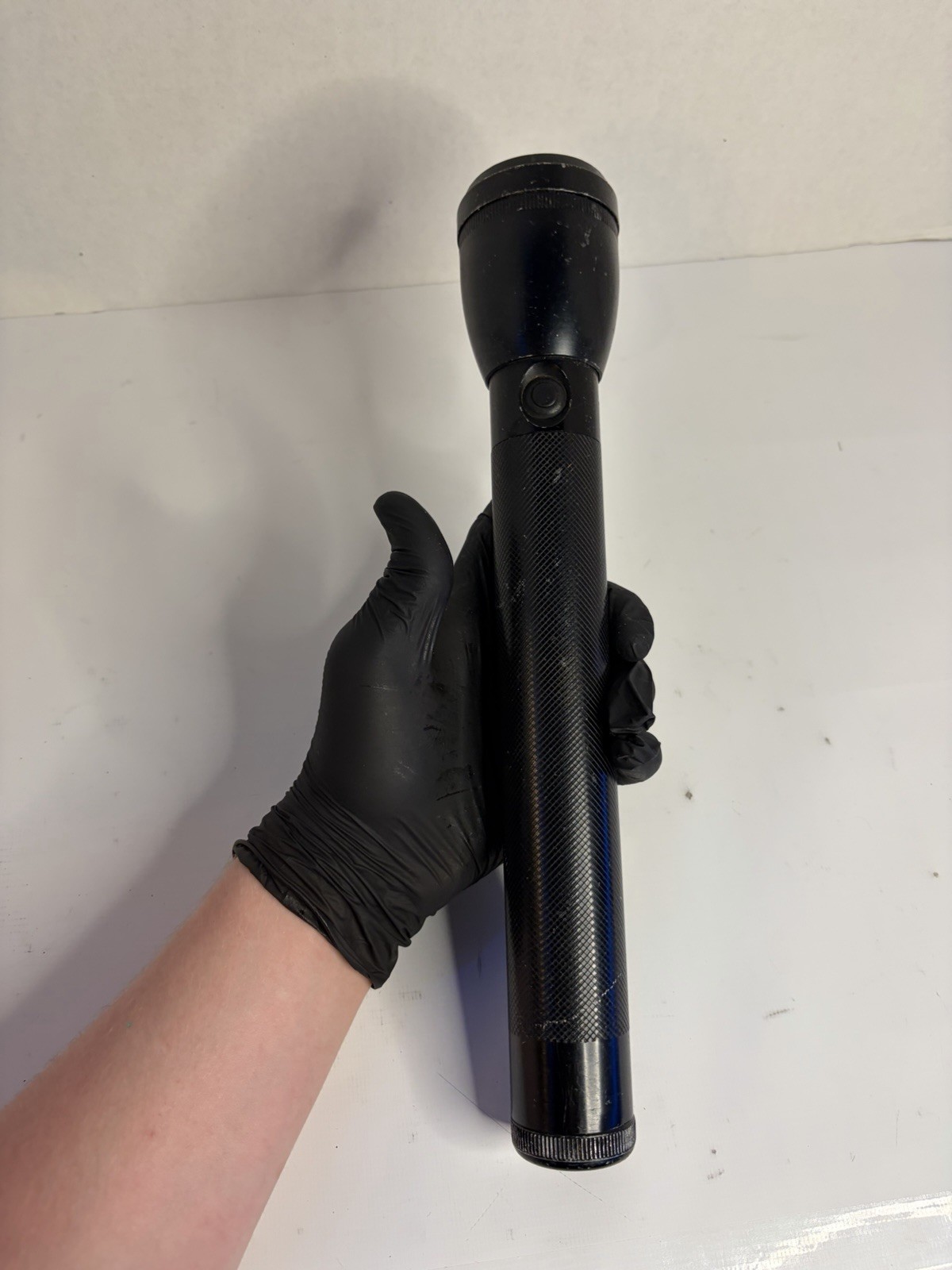 Radio Shack Black Metal Handheld Cordless Incandescent Flashlight