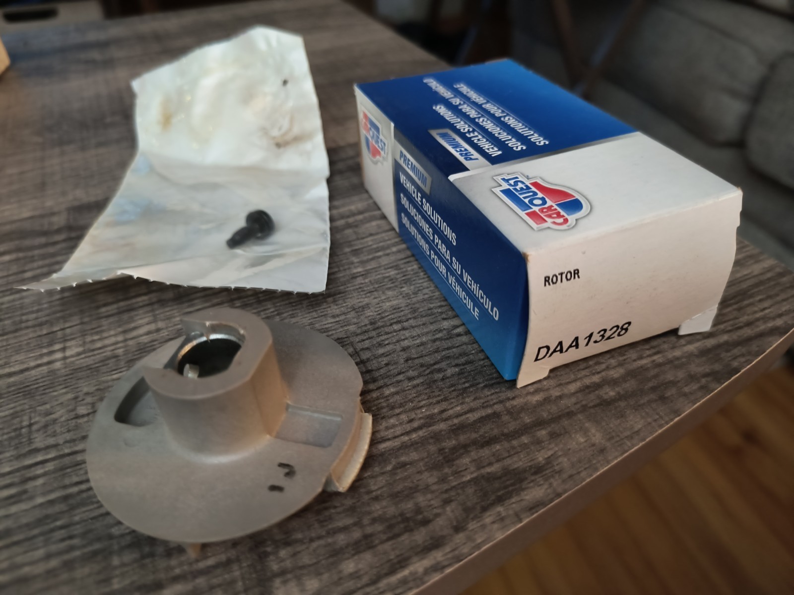 Brand NEW CARQUEST PREMIUM DAA1328 Distributor Rotor W/ Screw Free Shipping