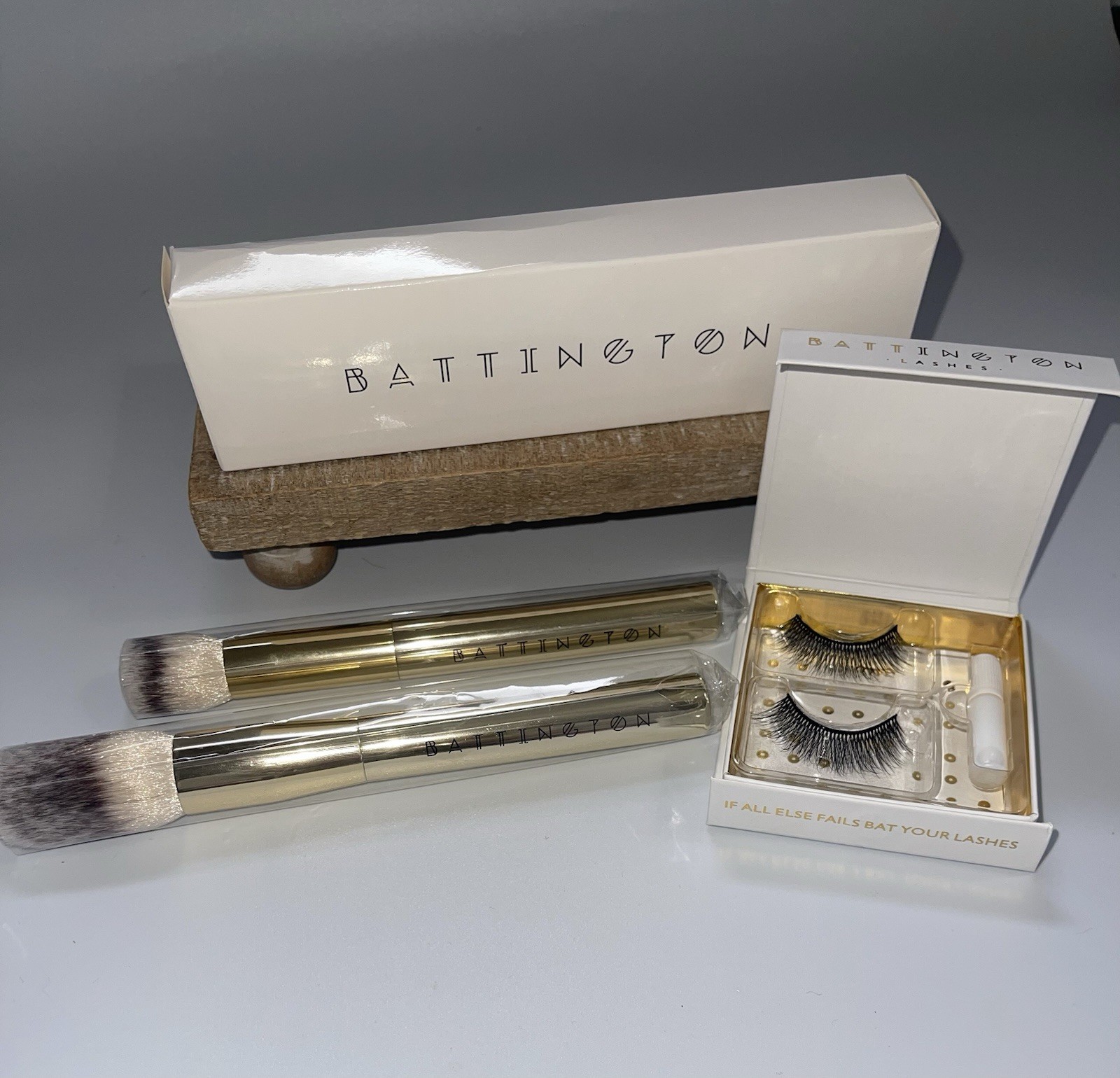 Battington Makeup Brush Set with pair of Eyelashes