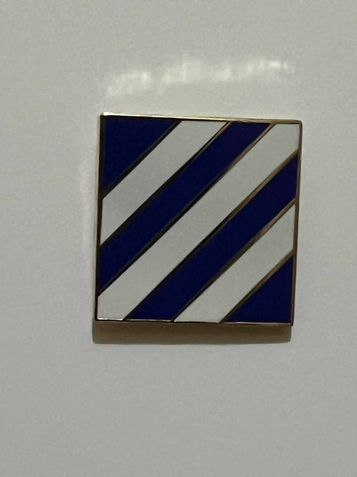 US ARMY 3RD INFANTRY DIVISION HAT PIN MEASURES 1 INCH (EE P-12215)