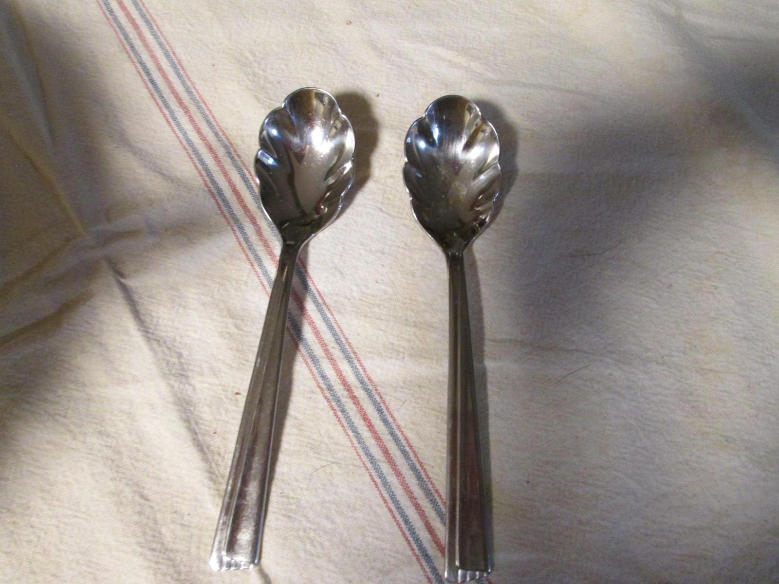 WM Rogers  Stainless Steel Silver Spoons Set 2 serving scalloped  w/hallmark USA