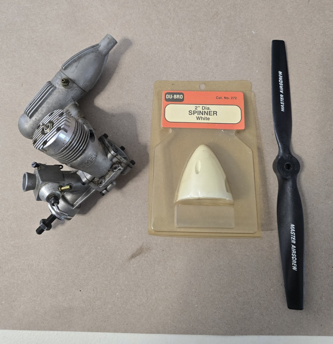 K&B 40 With  DU-BRO Cat. No. 272 White 2-1/4" Spinner w/  Propeller