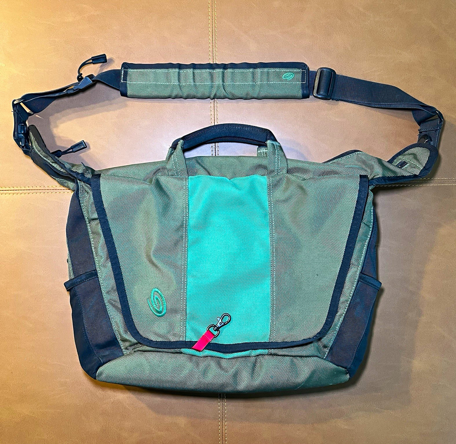 Timbuk2 Solid Green/Gray/Black Messenger Shoulder Bag Padded Adjustable Strap