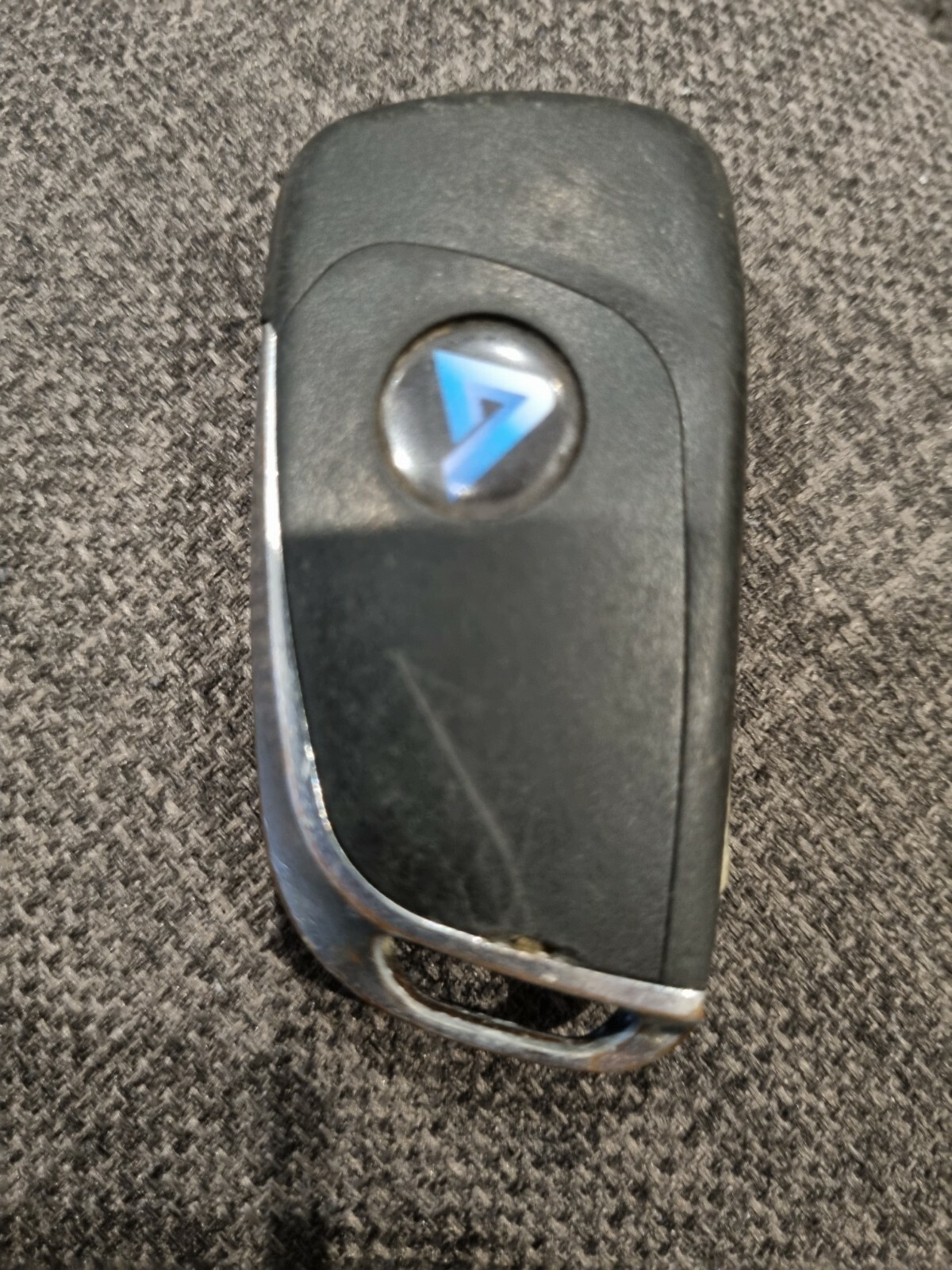 USED KEYDIY UNIVERSAL 3 BUTTON REMOTE KEY FOB IN WORKING ORDER. (REF 512/3)