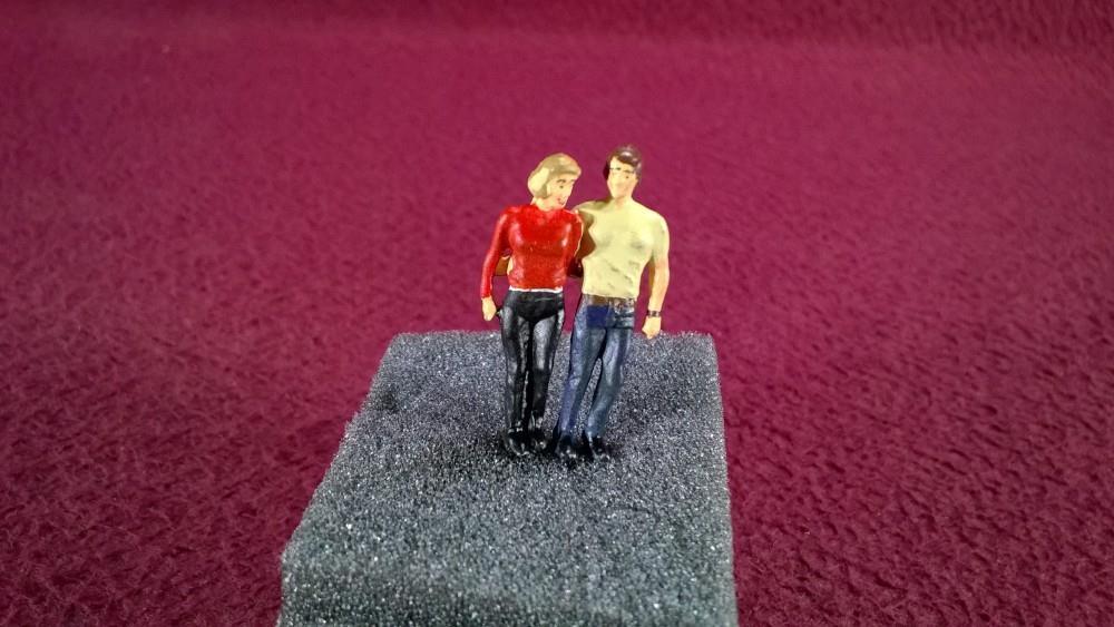 #39 O-SCALE CUSTOM PAINTED WHITE METAL FIGURE - COUPLER STANDING ARM AROUND