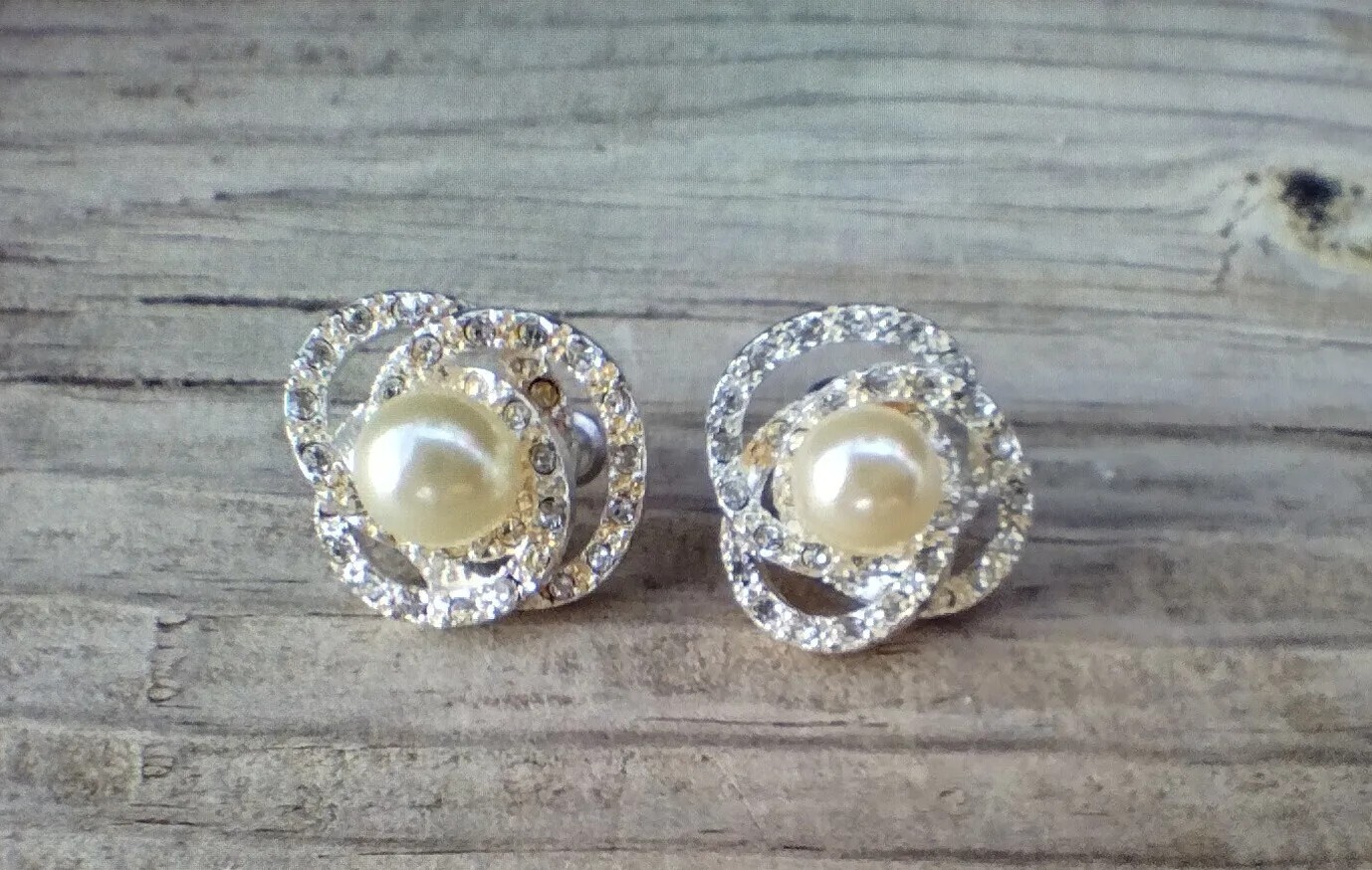 Beautiful vintage classic earrings, with pearl and crystals