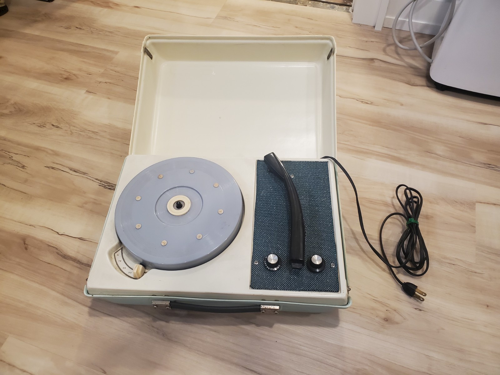 Vintage VOICE of MUSIC 218 Manual Record Player 16 33 45 78 - *HUMMING*