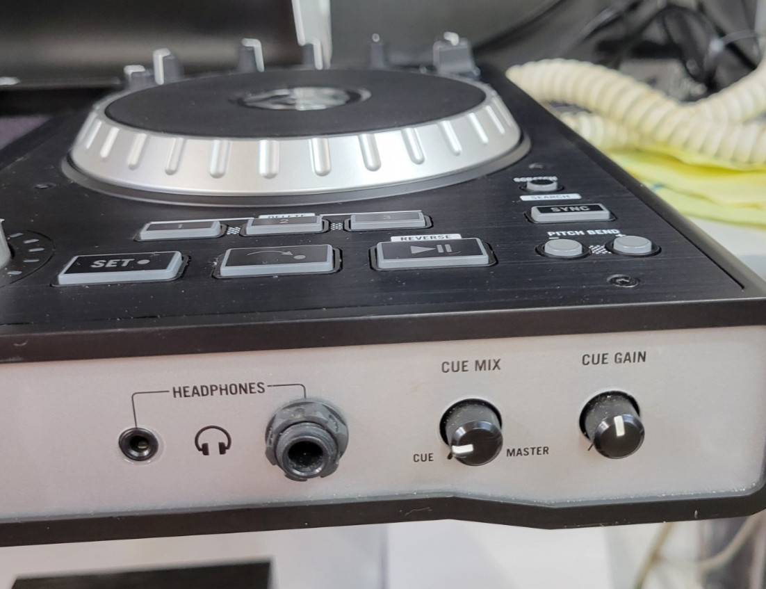 Numark iDJ Pro premium DJ controller for iPad - No laptop required - UNTESTED