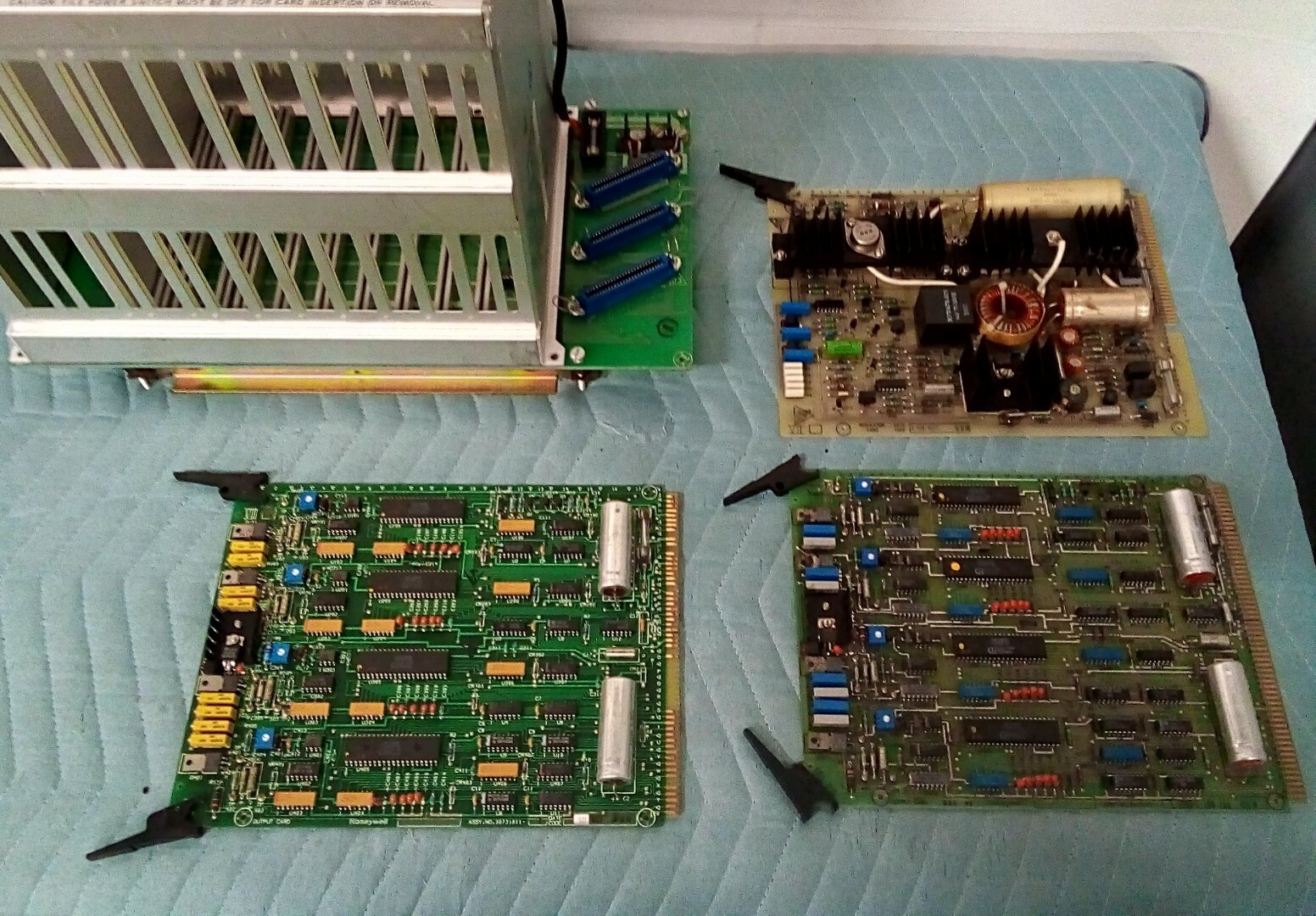 Honeywell Basic Controller Board C-CB200 w/ Regulator, HWY-(1,2), 2x Output Card