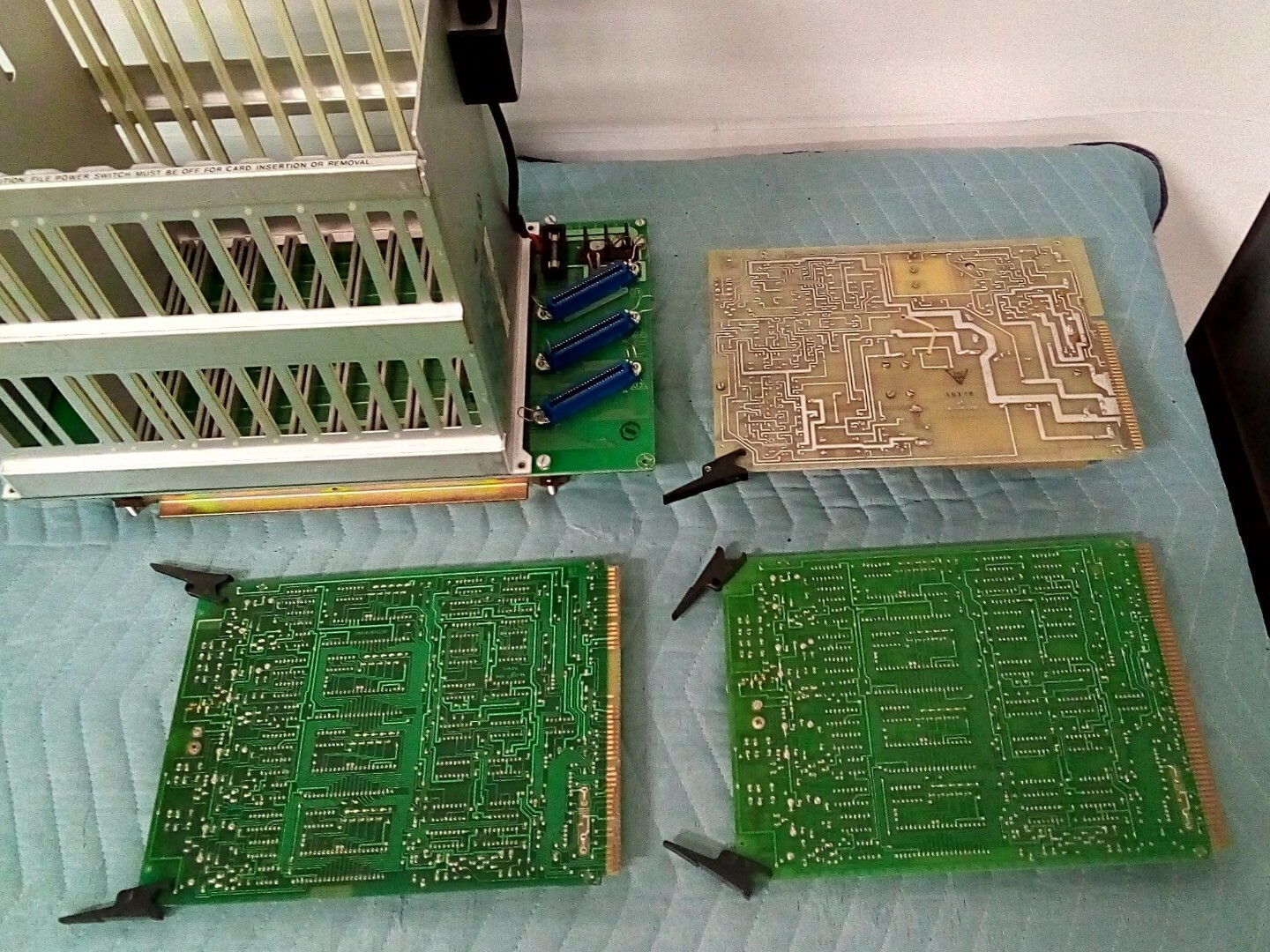 Honeywell Basic Controller Board C-CB200 w/ Regulator, HWY-(1,2), 2x Output Card