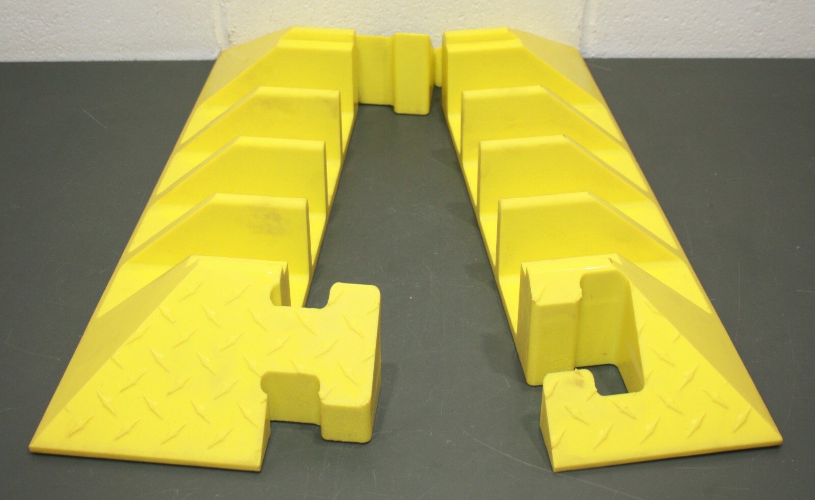 (1 Pair) Checkers Bumble Bee Cable Protector End Caps BB4EB-300GM-Y, 4 Channel