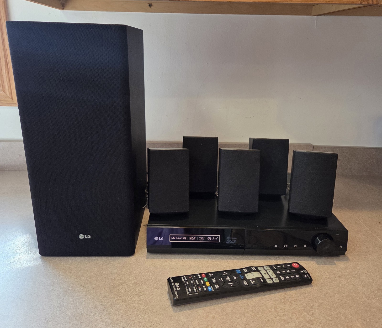 LG Blu-ray 3D Player with Remote 5.1 Channel Home Theater System BH5140S