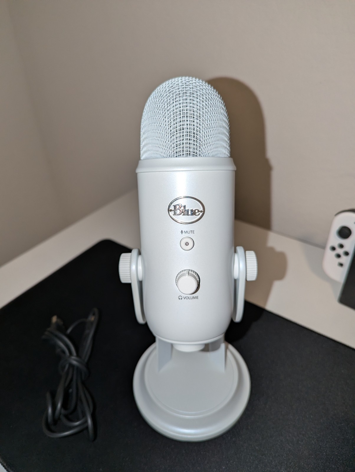 Blue Yeti USB Microphone Silver Mute Switch Volume Gain Multiple Polar Patterns