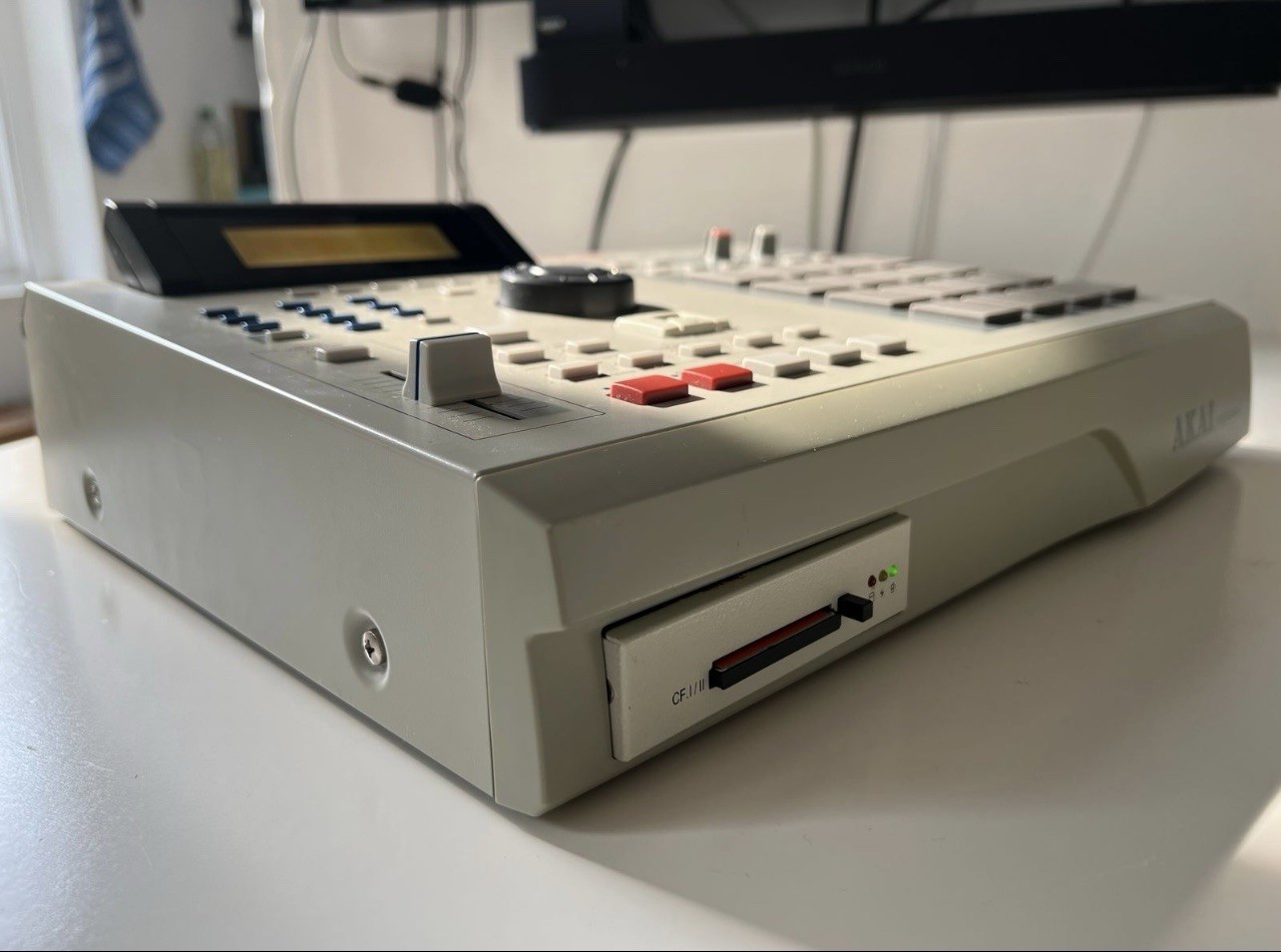 Akai Professional MPC2000XL Sampler/Sequencer 16 Pad Triggers Tabletop