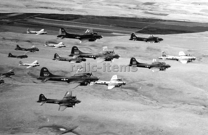 WW2 PICTURE PHOTO US USAAF B 17 FLYING FORTRESS BOX FORMATION 7020