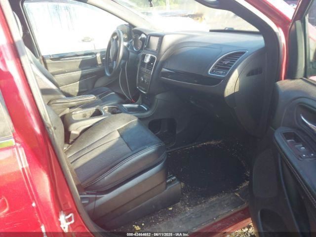 TOWN COUN 2014 Glove Box 4907357