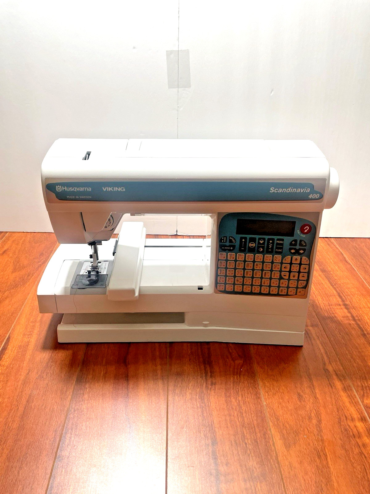 Husqvarna Viking Scandinavia 400 Sewing Machine + Embroidery Arm VSMAB BE-11