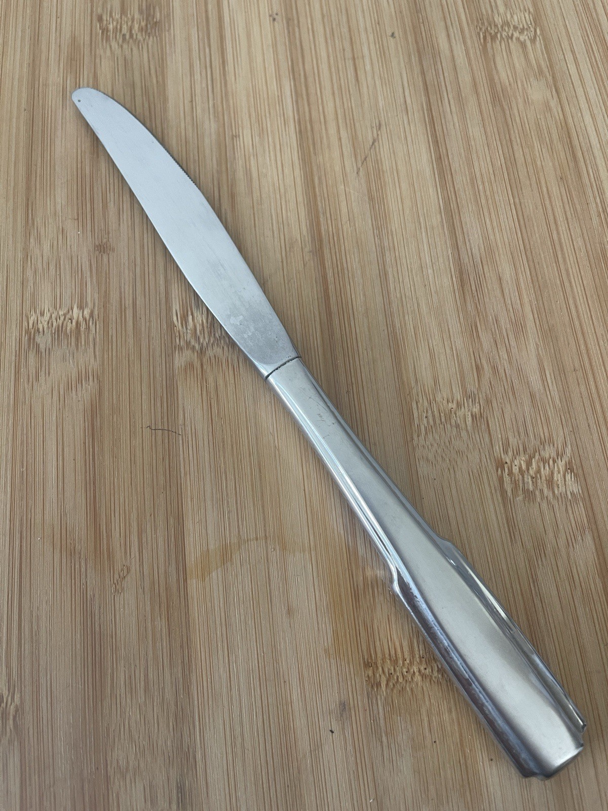 Oneida SATIN FREMONT Stainless Oar Outline Raised Center HOLLOW DINNER KNIFE 9"