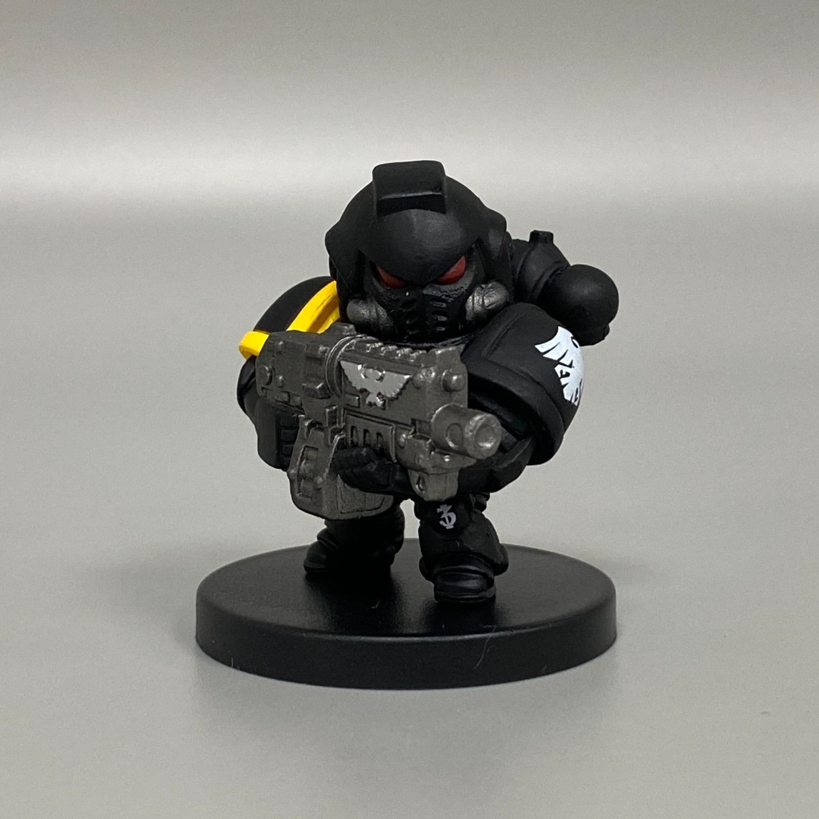 1 SPACE MARINE CHIBI MINI FIGURE WARHAMMER 40K FROM CALENDAR RAVEN GUARD