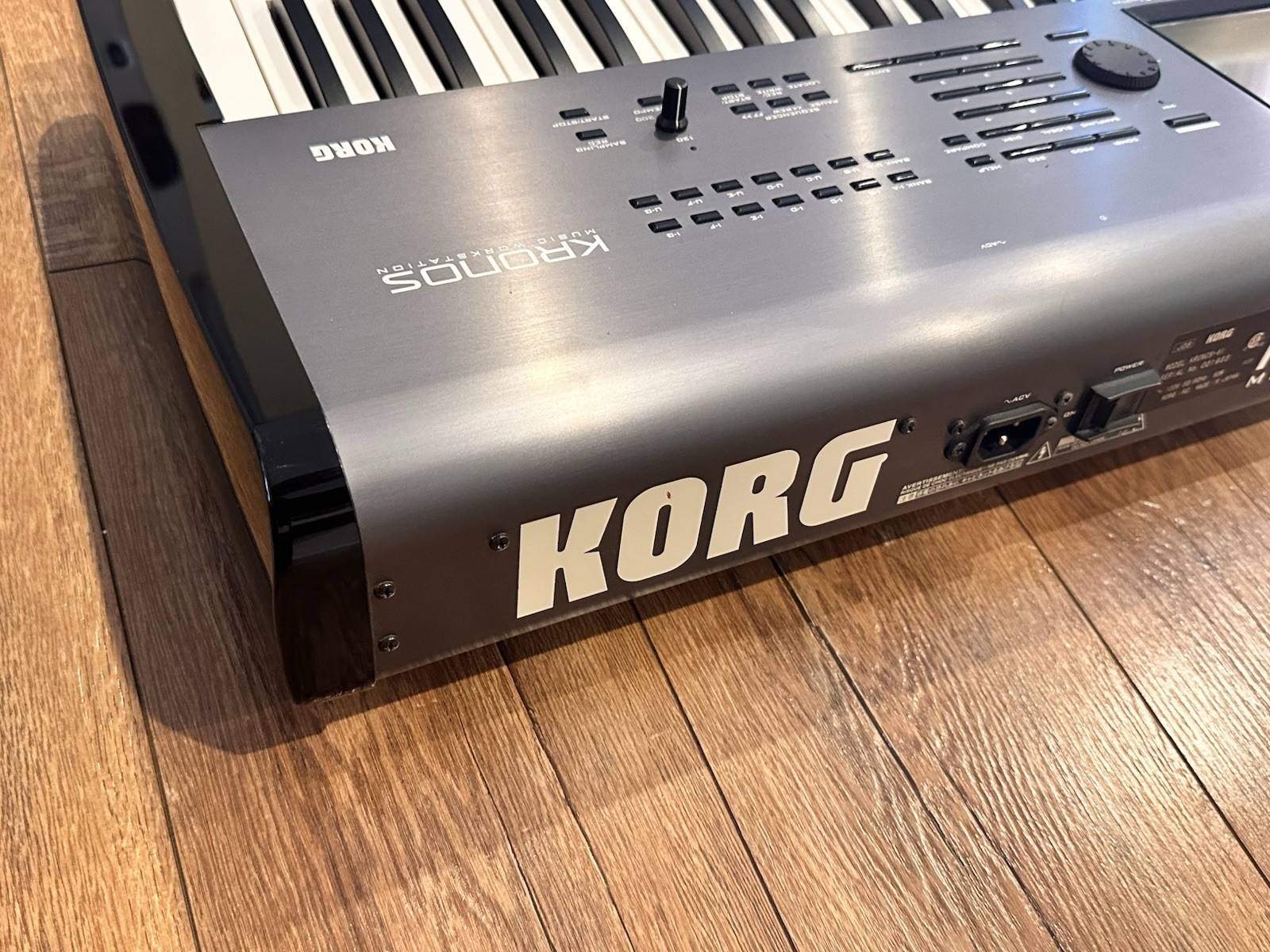 Korg Kronos 61 Music Workstation.........EXCELLENT CONDITION