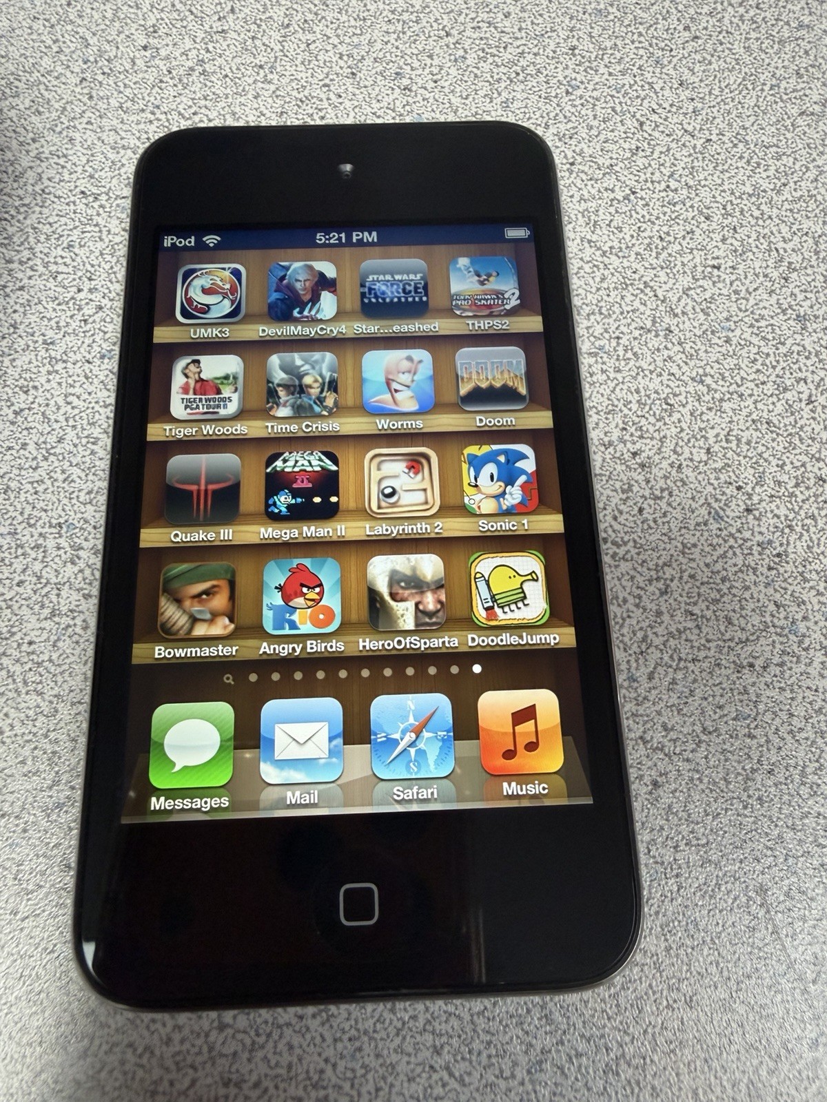 iPod touch 4th 64gb 160 Retro Games Voltron Resident Evil Infinity Blade