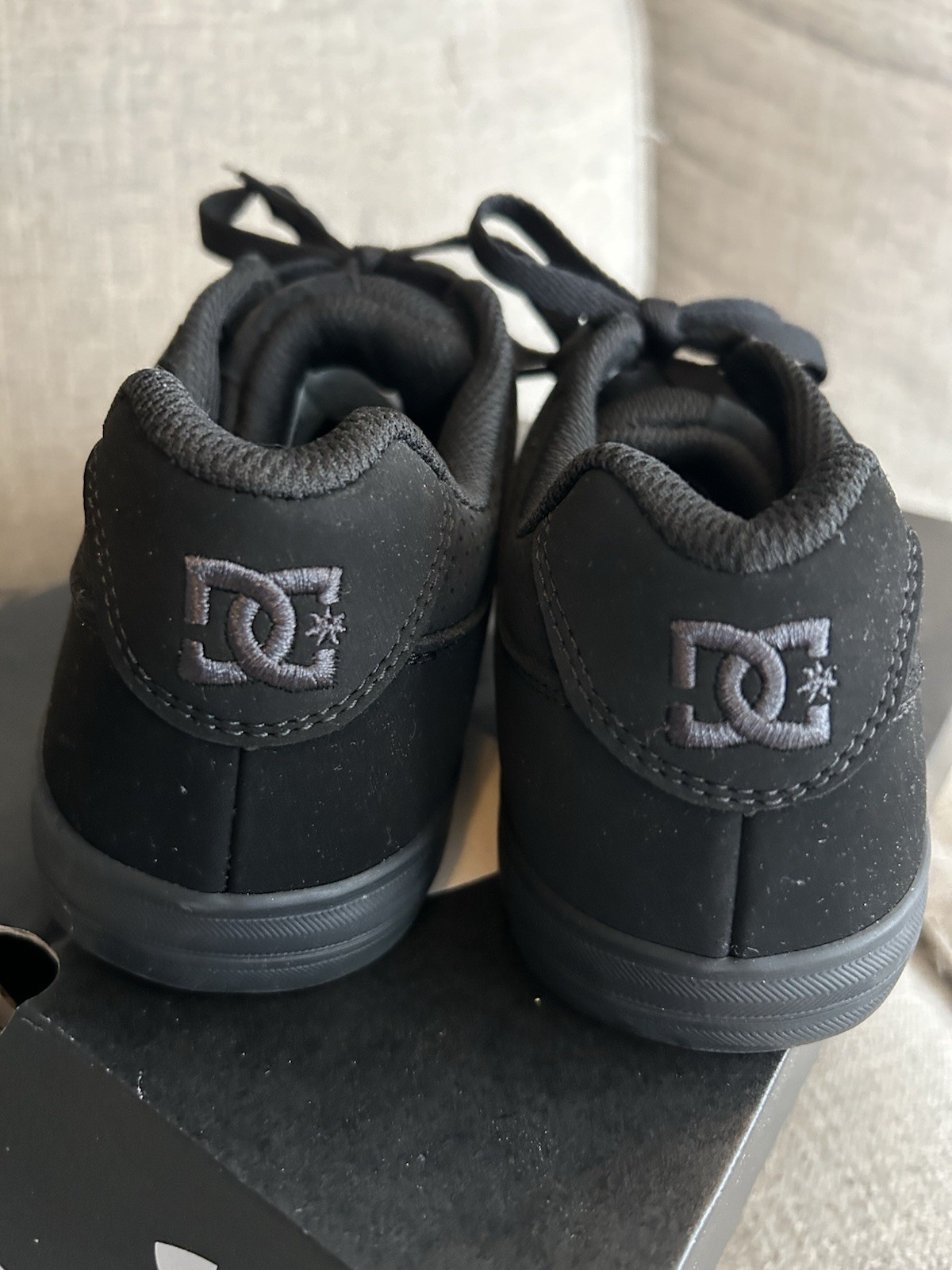 DC Skateboarding Shoes Black Color Sport Footwear BOYS SIZE 4