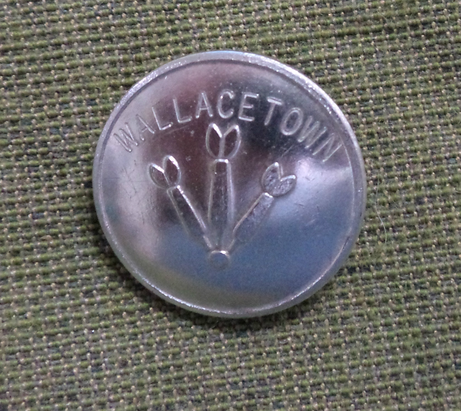 #D134.  WALLACETOWN, NEW ZEALAND,  DARTS  CLUB  LAPEL BADGE