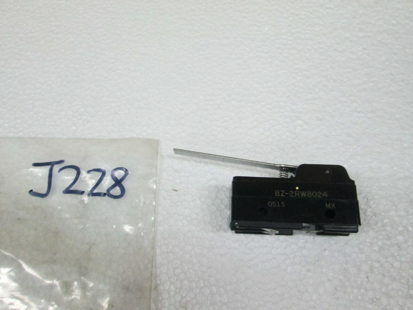 Lever Type Micro Switch BZ-2RW8024 15A 125, 250 OR 480 VAC (New)