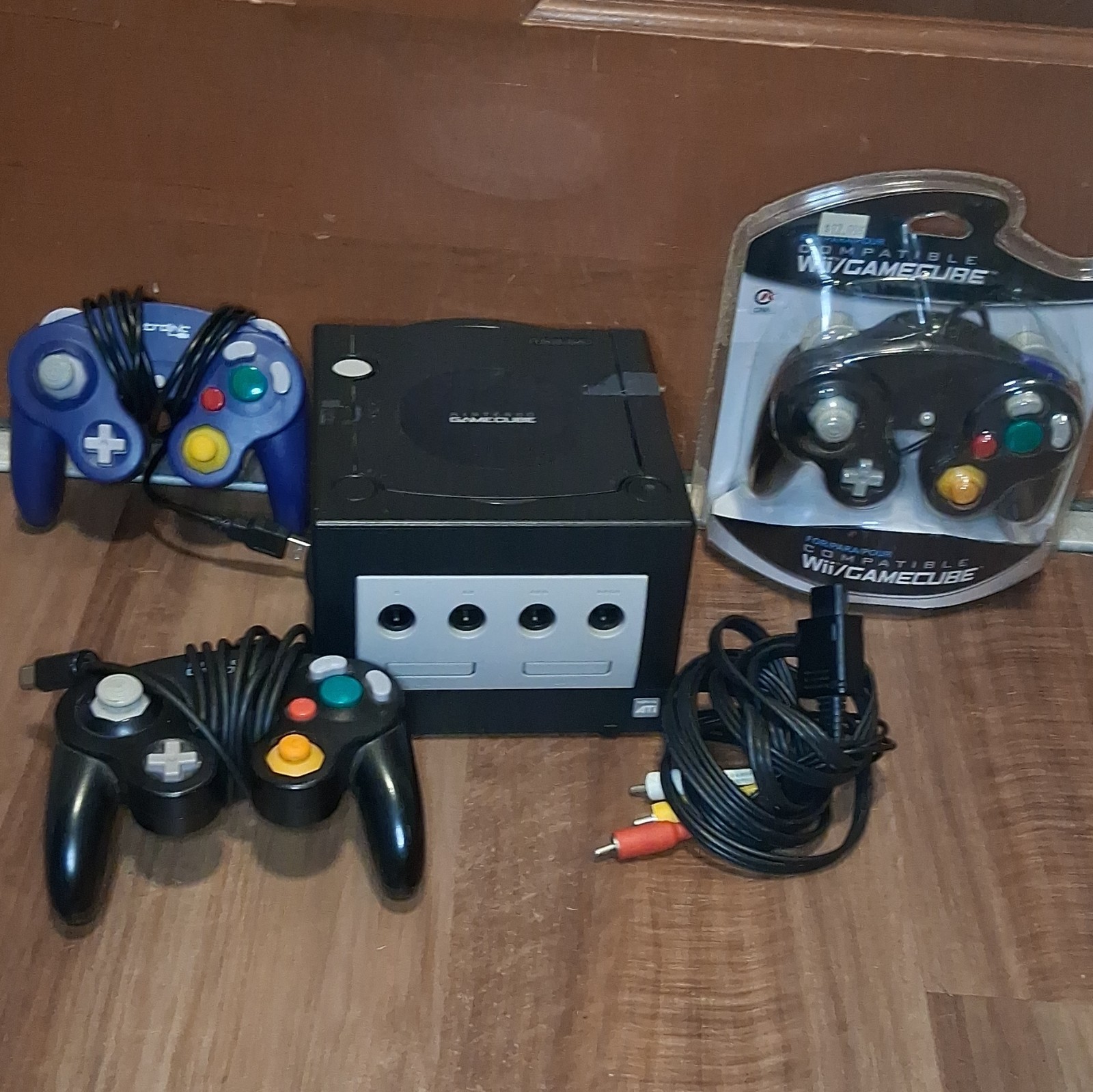 Nintendo GameCube DOL-001(USA) Black Console NTSC-U/C w/ AV Cable 3 Controllers
