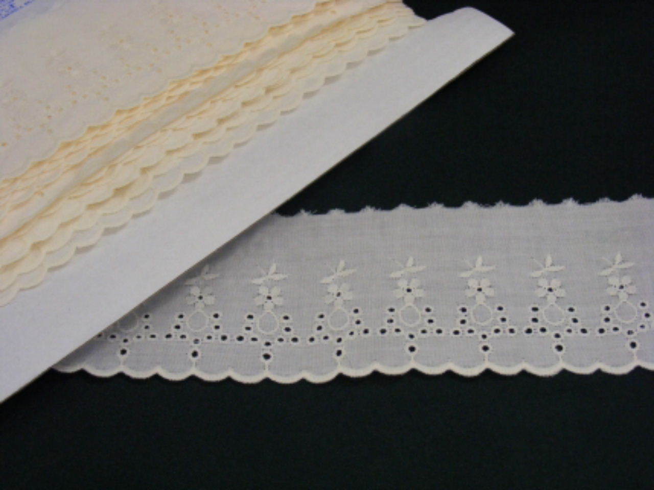 Broderie Anglaise Flat Lace  (2912) - Cream 10 mts