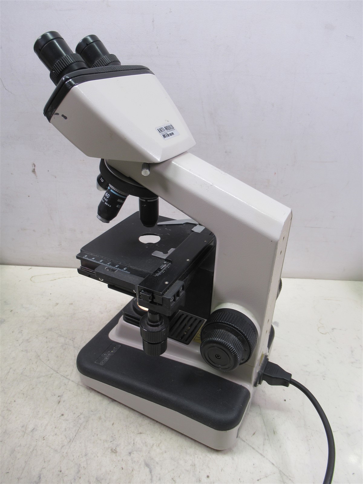 Nikon YS2-H Binocular Microscope with 4 Objectives & 2 Eyepieces & Light Source