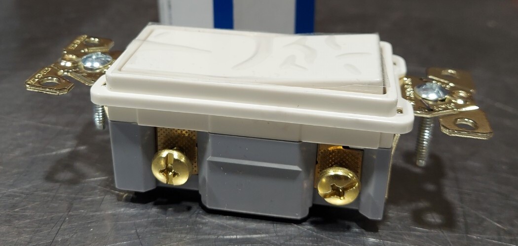 Eaton 7631A-BOX. Lighted Single Pole Switch. 20A 120/277vac. Lighted While OFF