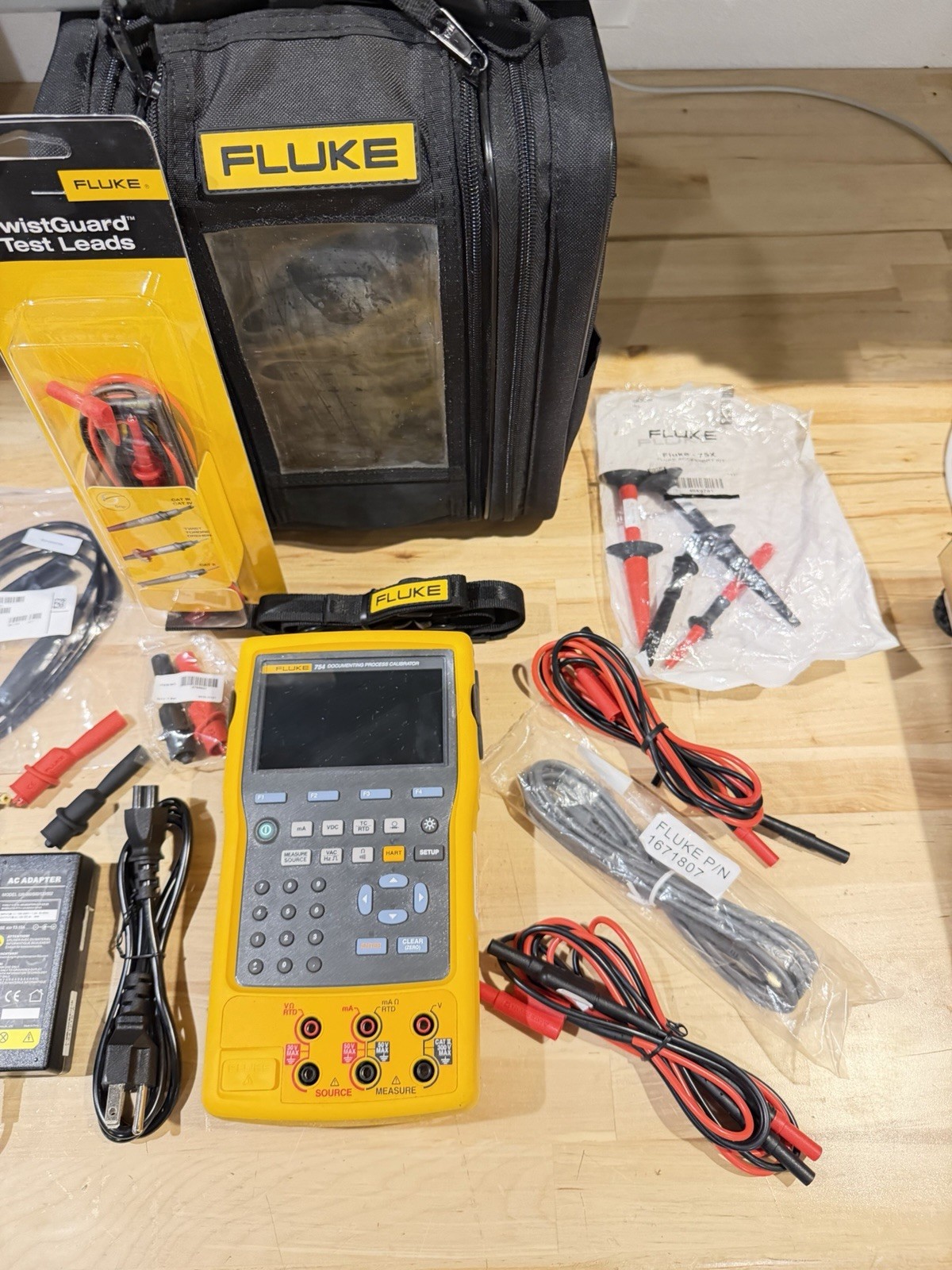 FLUKE 754 DOCUMENTING PROCESS CALIBRATOR W/ ACCESSORIES (TESTED) FREE SHIPPING