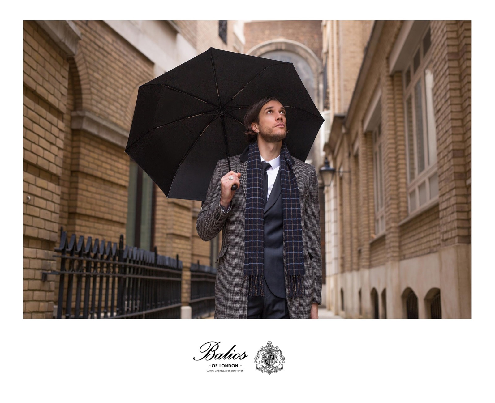 Travel Umbrella with Wood Handle | Auto Open, Close, Vented, Windproof Black