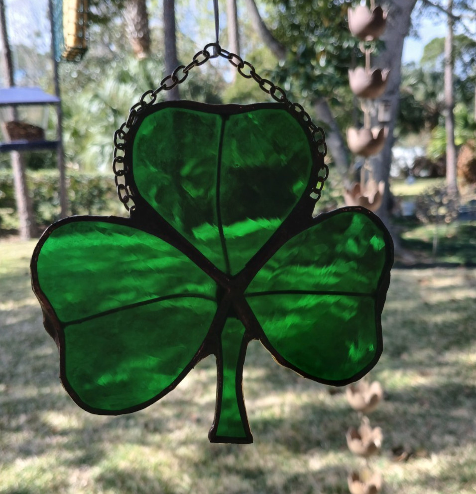 SHAMROCK .. stained glass ... green, copper ... translucent ... 4.5" x 4.5"