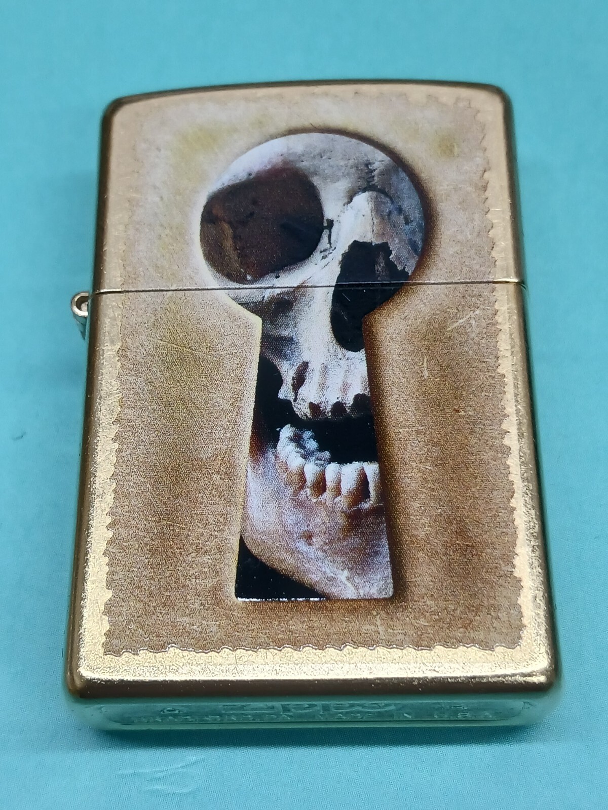Zippo Keyhole Skull Gold Dust 28540