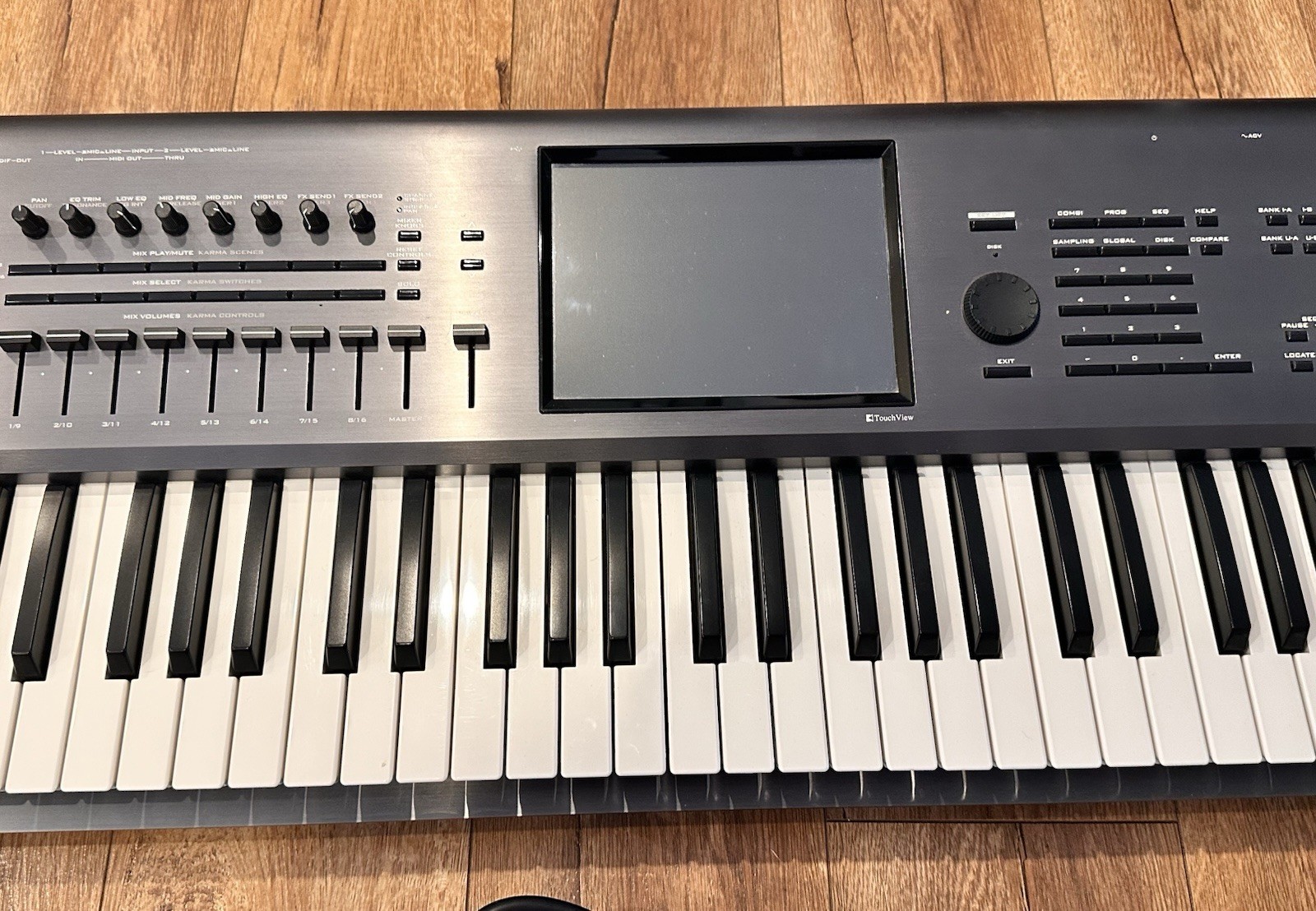 Korg Kronos 61 Music Workstation.........EXCELLENT CONDITION