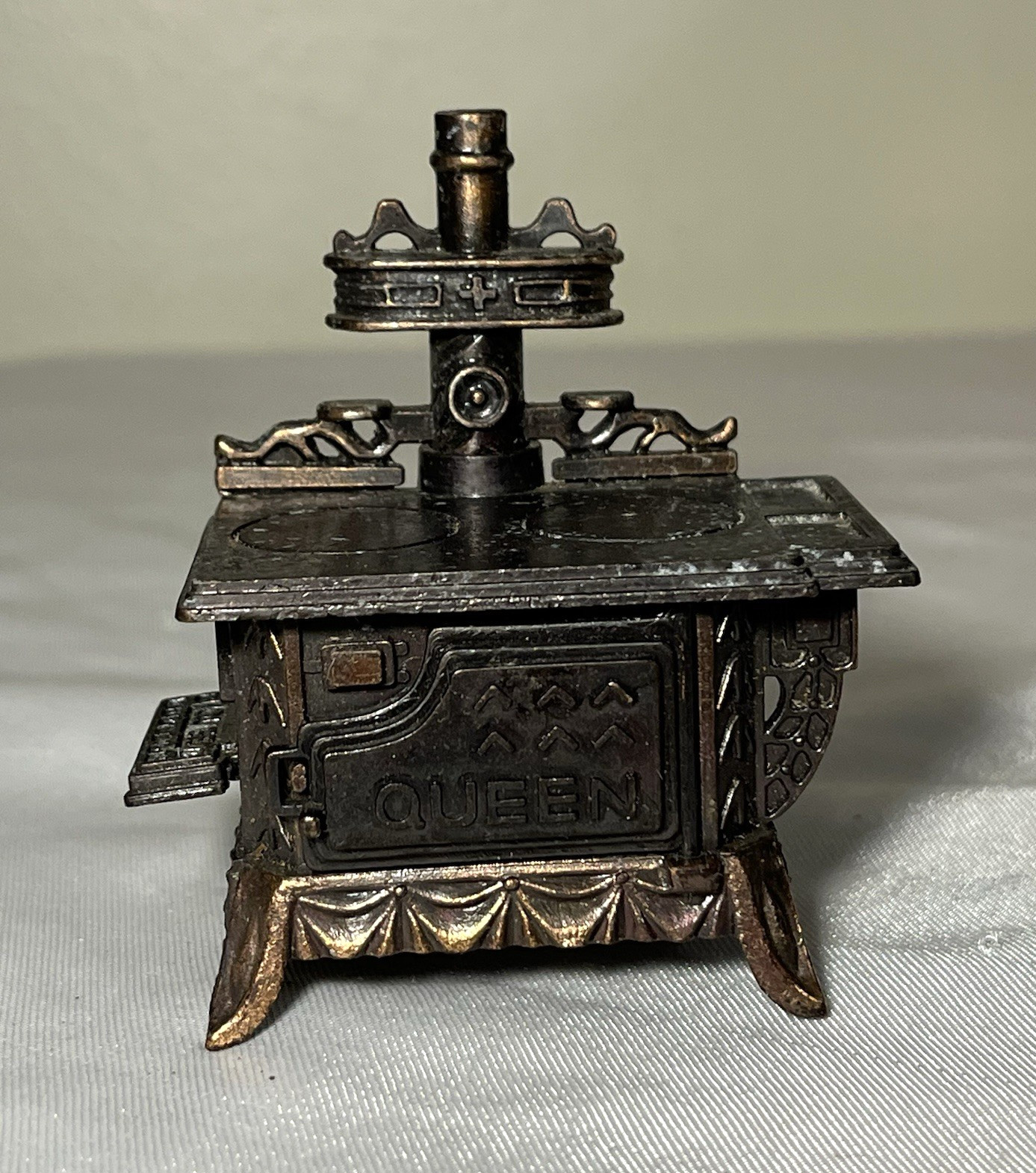 Vtg QUEEN Miniature Cast Iron Cook Stove Metal Pencil Sharpener