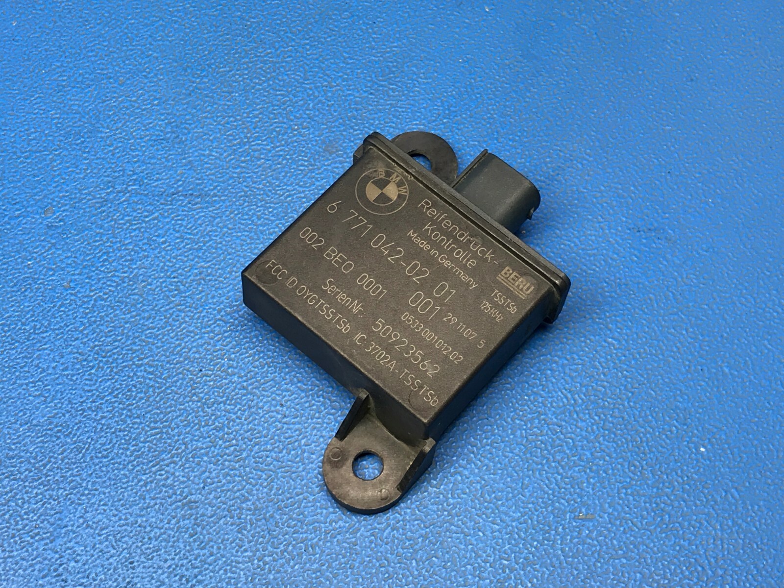 BMW E60 E61 E63 E64 E65 E70 E82 E88 E90 E91 E92 E93 TIRE PRESSURE TRIGGER MODULE